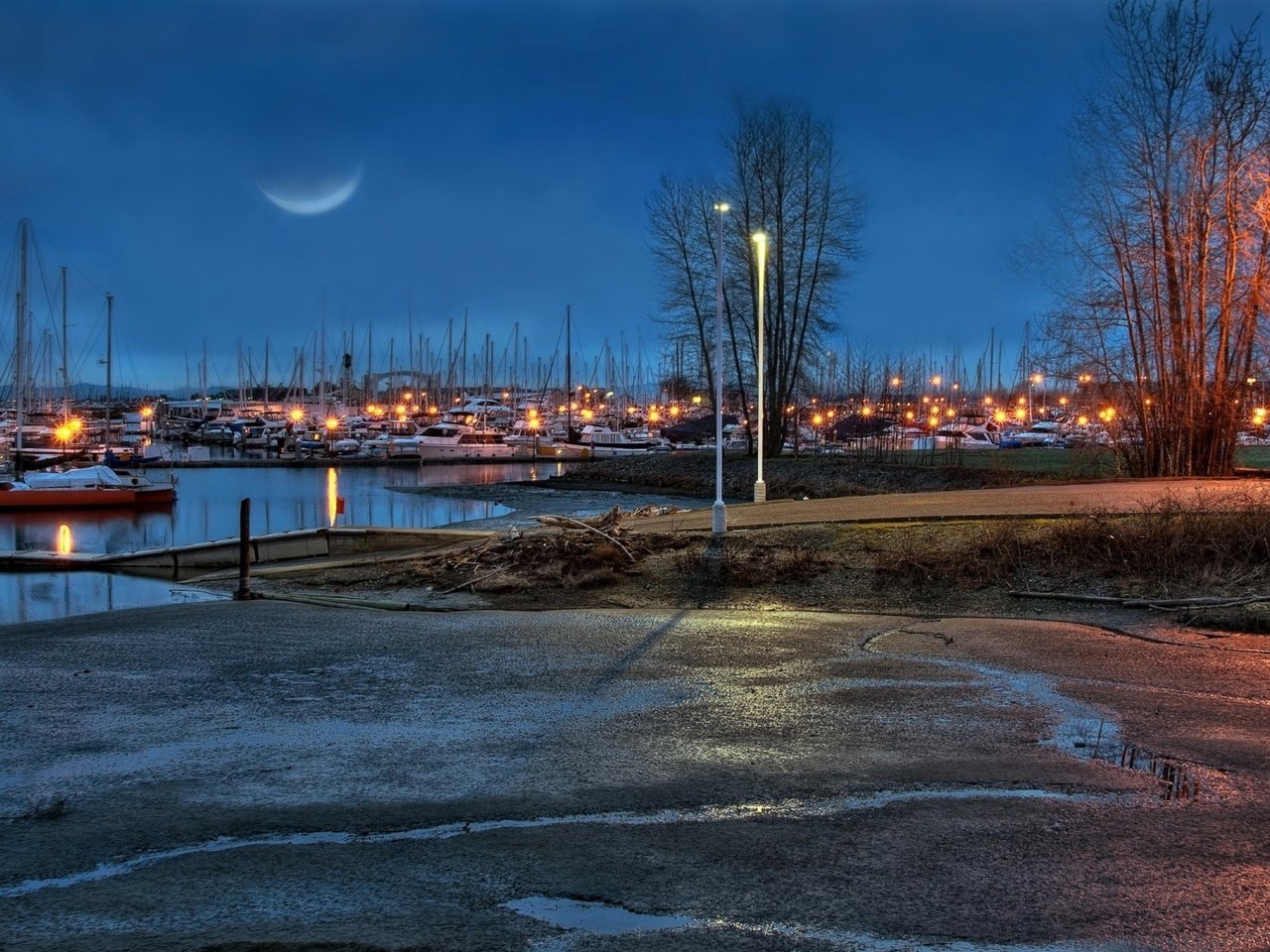 Обои небо, фонари, вечер, река, яхты, луна, причал, the sky, lights, the evening, river, yachts, the moon, pier разрешение 1920x1200 Загрузить