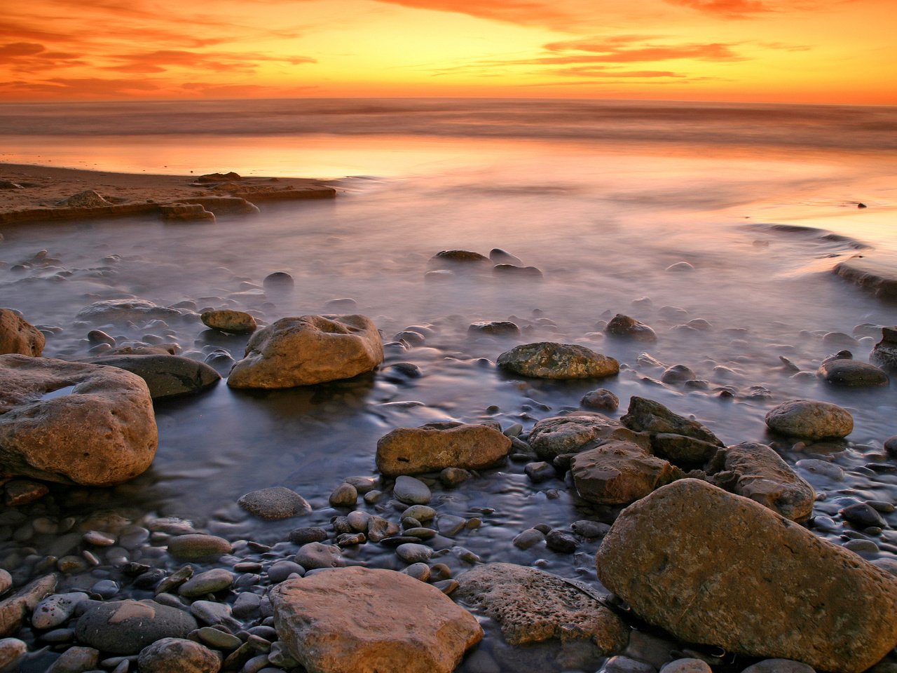 Обои небо, вода, камни, берег, фото, море, пейзажи, океан, the sky, water, stones, shore, photo, sea, landscapes, the ocean разрешение 3072x2048 Загрузить