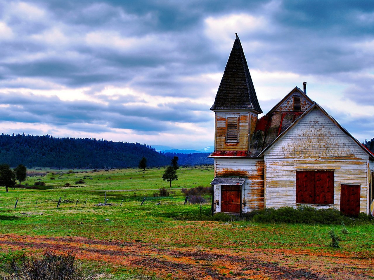 Обои горы, лес, поле, дом, mountains, forest, field, house разрешение 1920x1200 Загрузить