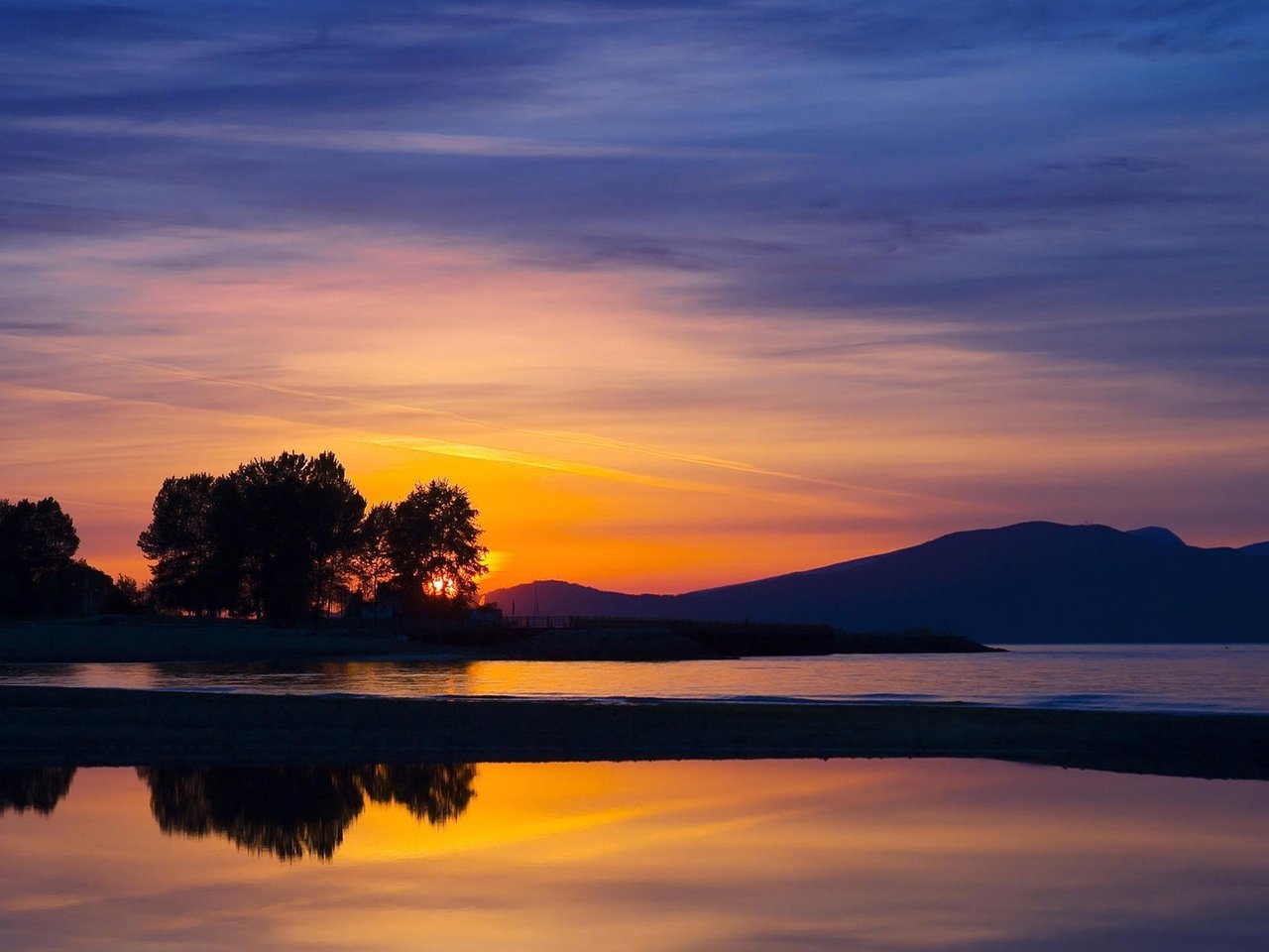 Обои деревья, вода, вечер, холмы, закат, trees, water, the evening, hills, sunset разрешение 1920x1200 Загрузить