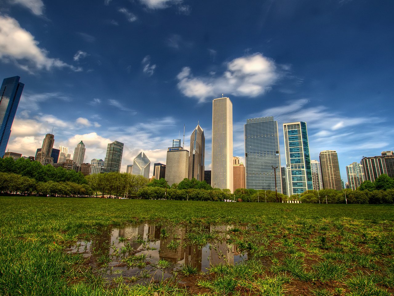 Обои трава, фото, города, небоскребы, дома, лужа, лужи, grass, photo, city, skyscrapers, home, puddle, puddles разрешение 2560x1600 Загрузить