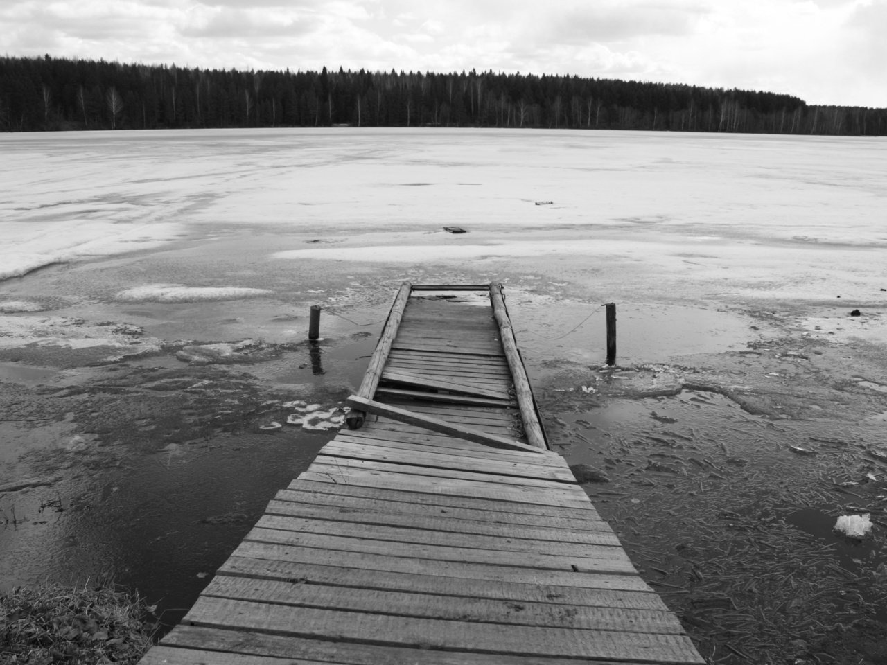 Обои озеро, лес, мост, черно-белая, лёд, lake, forest, bridge, black and white, ice разрешение 4272x2848 Загрузить
