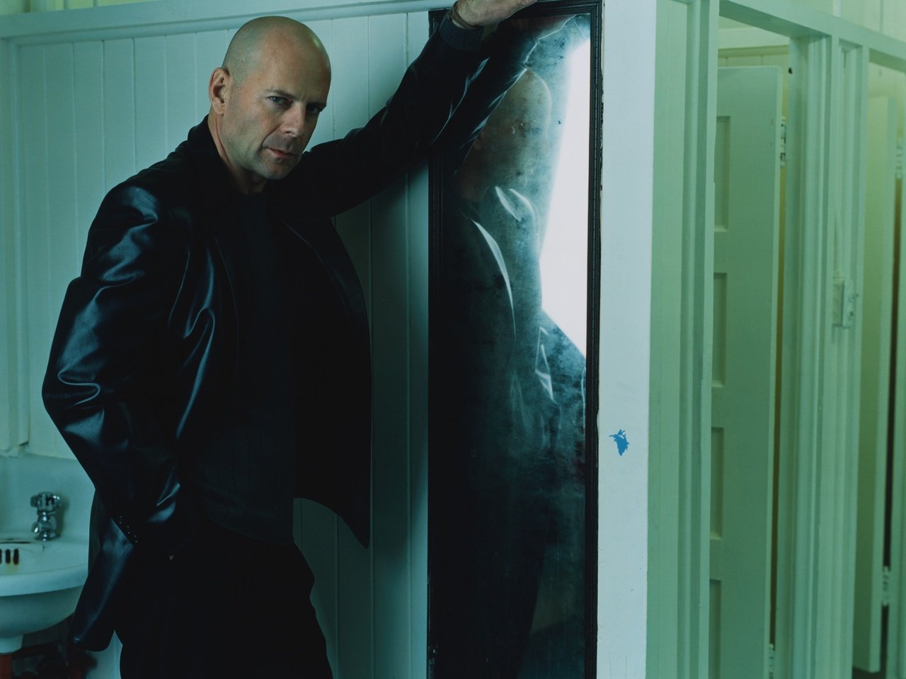 Обои стена, дверь, зеркало, брюс уиллис, wall, the door, mirror, bruce willis разрешение 4069x3249 Загрузить