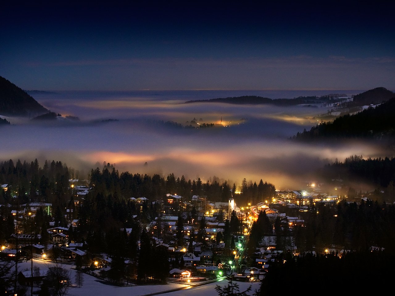 Обои вечер, зима, туман, город, альпы, the evening, winter, fog, the city, alps разрешение 1920x1200 Загрузить