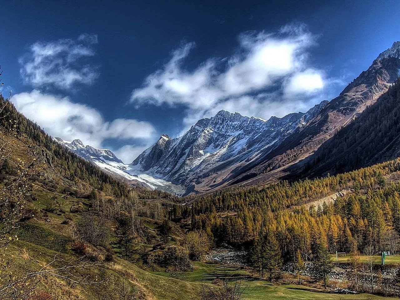 Обои небо, облака, деревья, горы, снег, лес, вершины, долина, the sky, clouds, trees, mountains, snow, forest, tops, valley разрешение 1920x1080 Загрузить