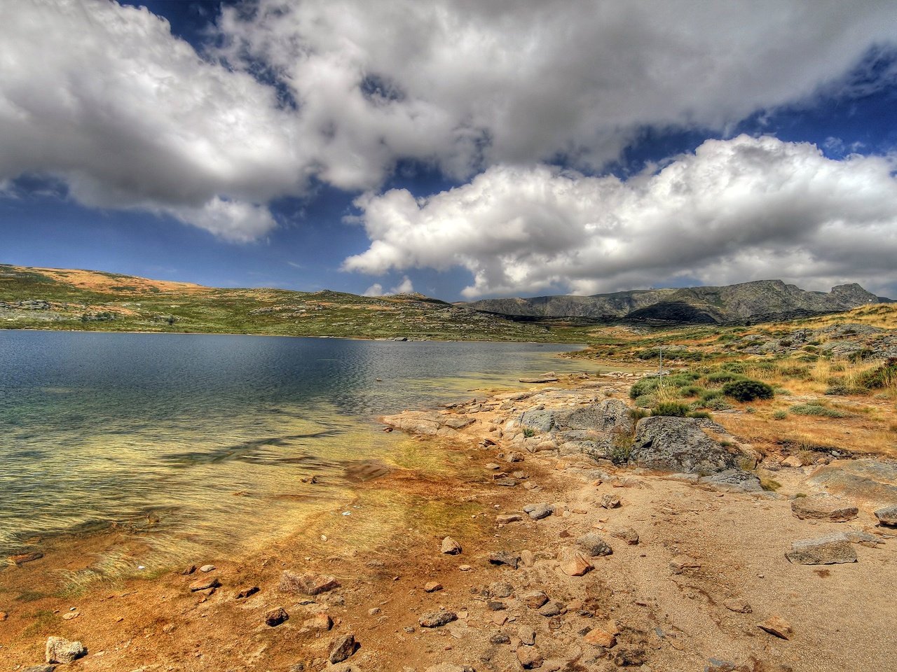 Обои облака, озеро, камни, берег, горизонт, clouds, lake, stones, shore, horizon разрешение 2560x1600 Загрузить