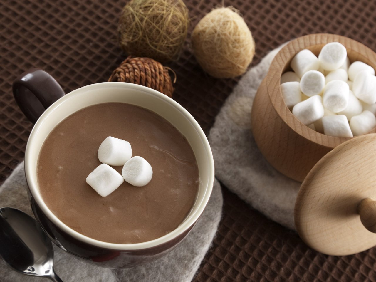 Обои чашка, зефир, ложка, горячий шоколад, маршмеллоу, cup, marshmallows, spoon, hot chocolate разрешение 1920x1200 Загрузить