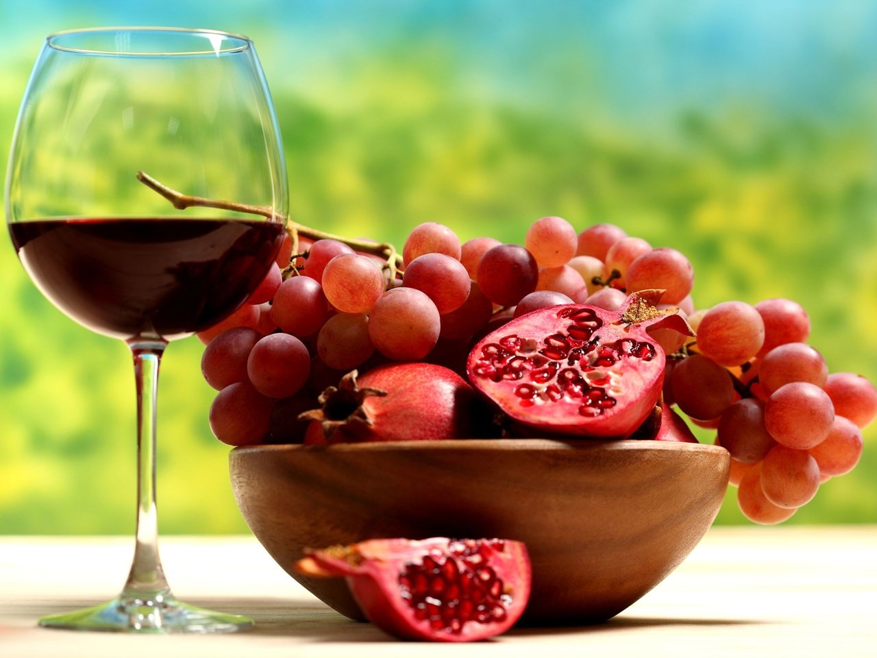 Обои виноград, фрукты, бокал, вино, гранат, grapes, fruit, glass, wine, garnet разрешение 2560x1706 Загрузить