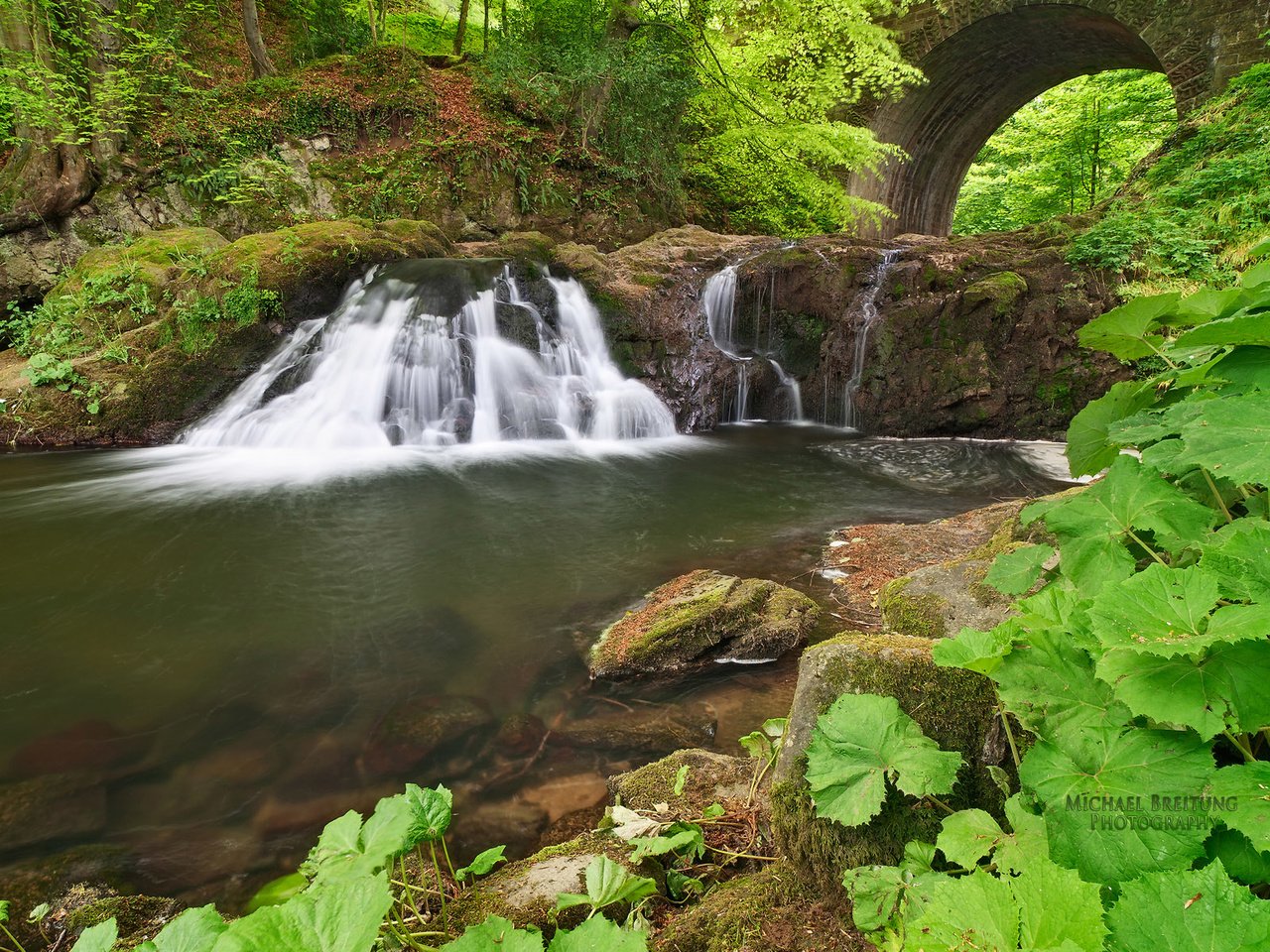 Обои камни, пейзаж, мост, водопад, водоем, арка, stones, landscape, bridge, waterfall, pond, arch разрешение 1920x1200 Загрузить