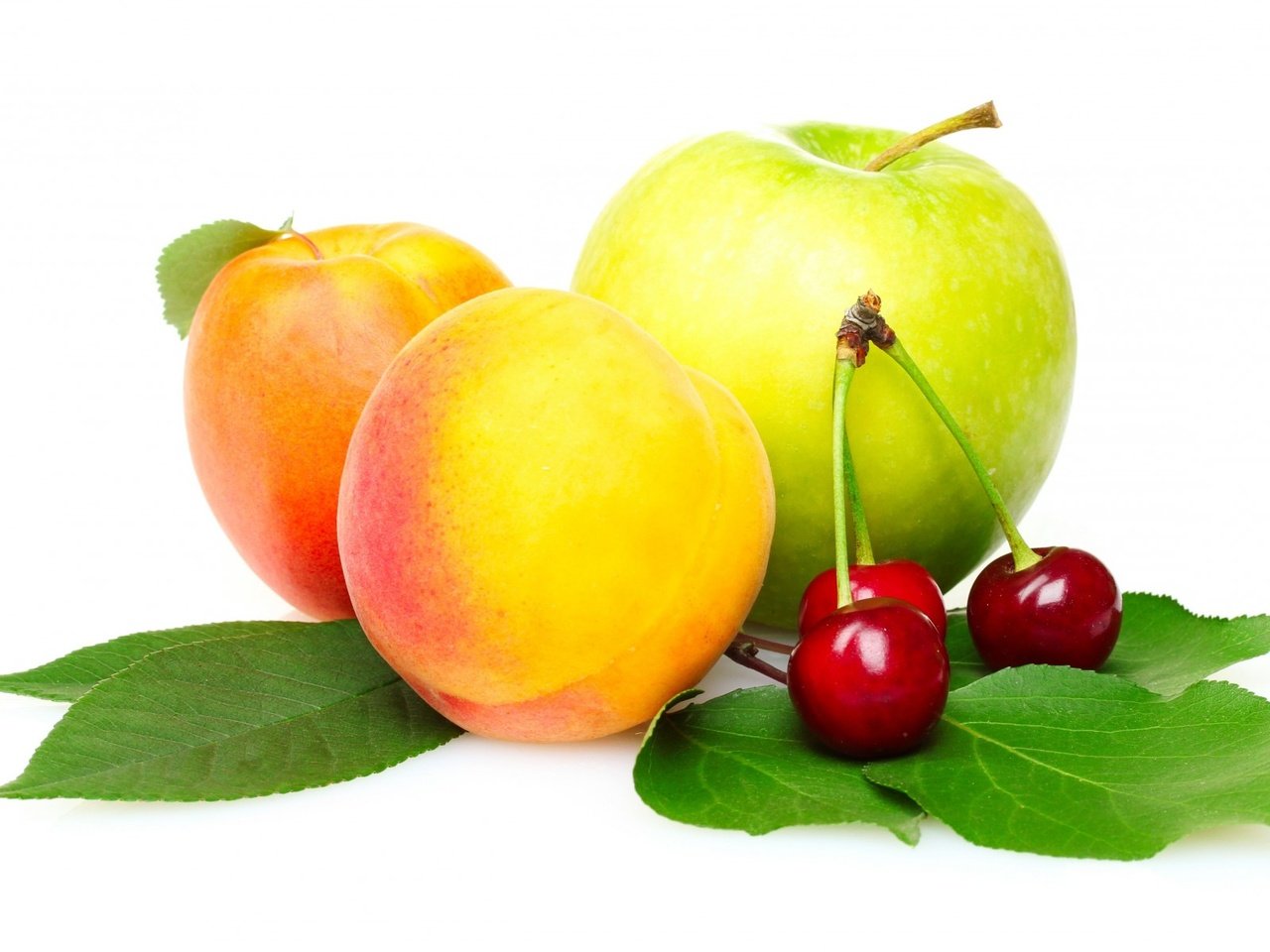 Обои фрукты, черешня, белый фон, яблоко, персики, листики, fruit, cherry, white background, apple, peaches, leaves разрешение 1920x1200 Загрузить