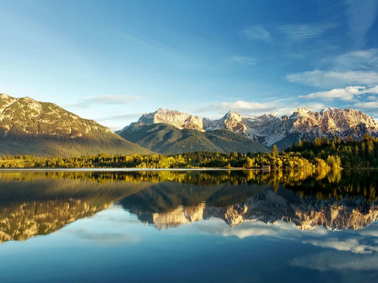 Обои небо, облака, деревья, озеро, горы, природа, отражение неба, the sky, clouds, trees, lake, mountains, nature, the reflection of the sky разрешение 1920x1200 Загрузить