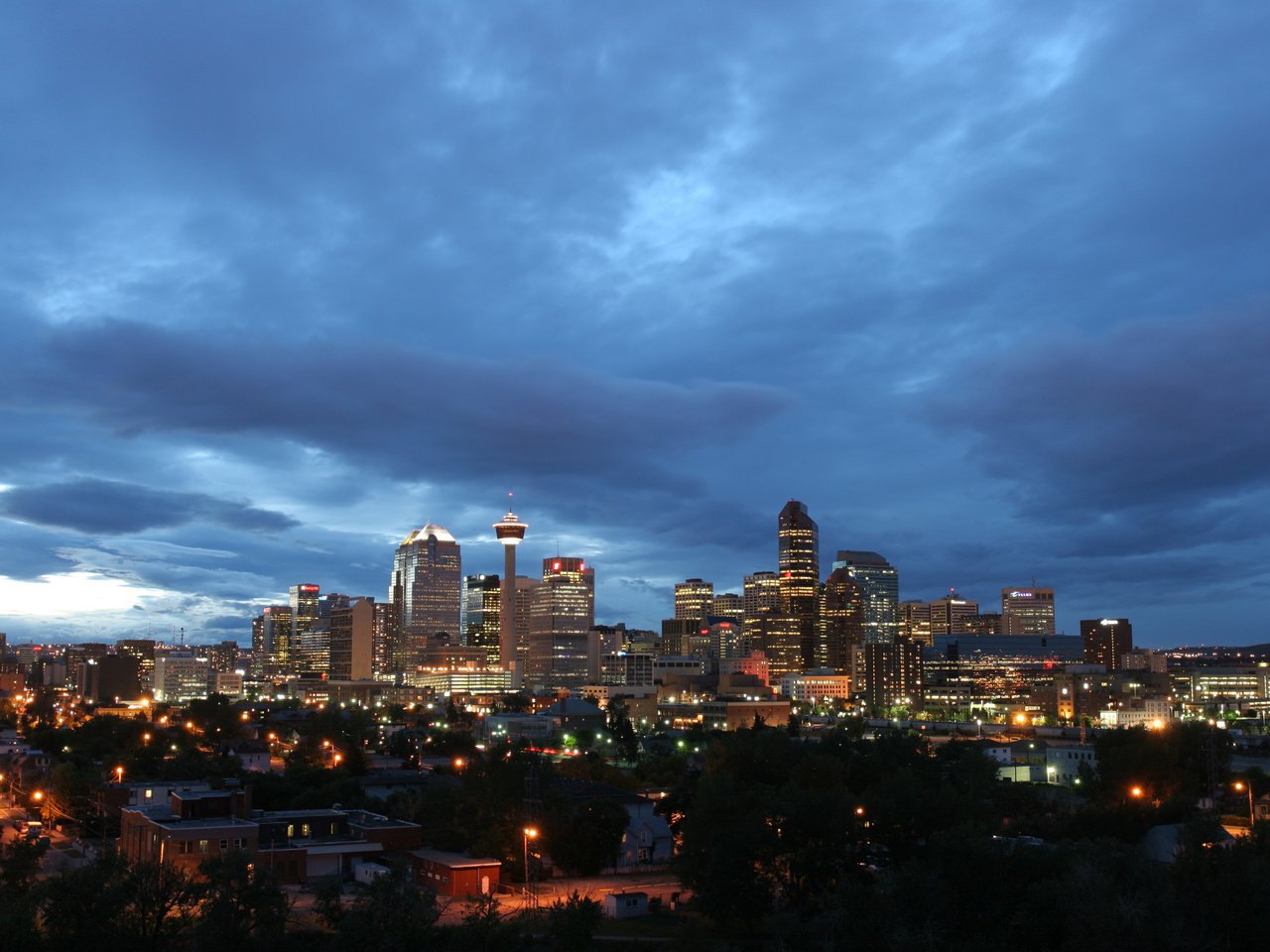 Обои огни, небоскребы, канада, калгари, lights, skyscrapers, canada, calgary разрешение 2560x1920 Загрузить