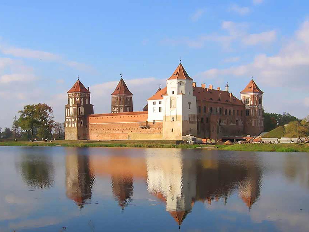 Обои озеро, замок, отражение в воде, lake, castle, the reflection in the water разрешение 1920x1200 Загрузить