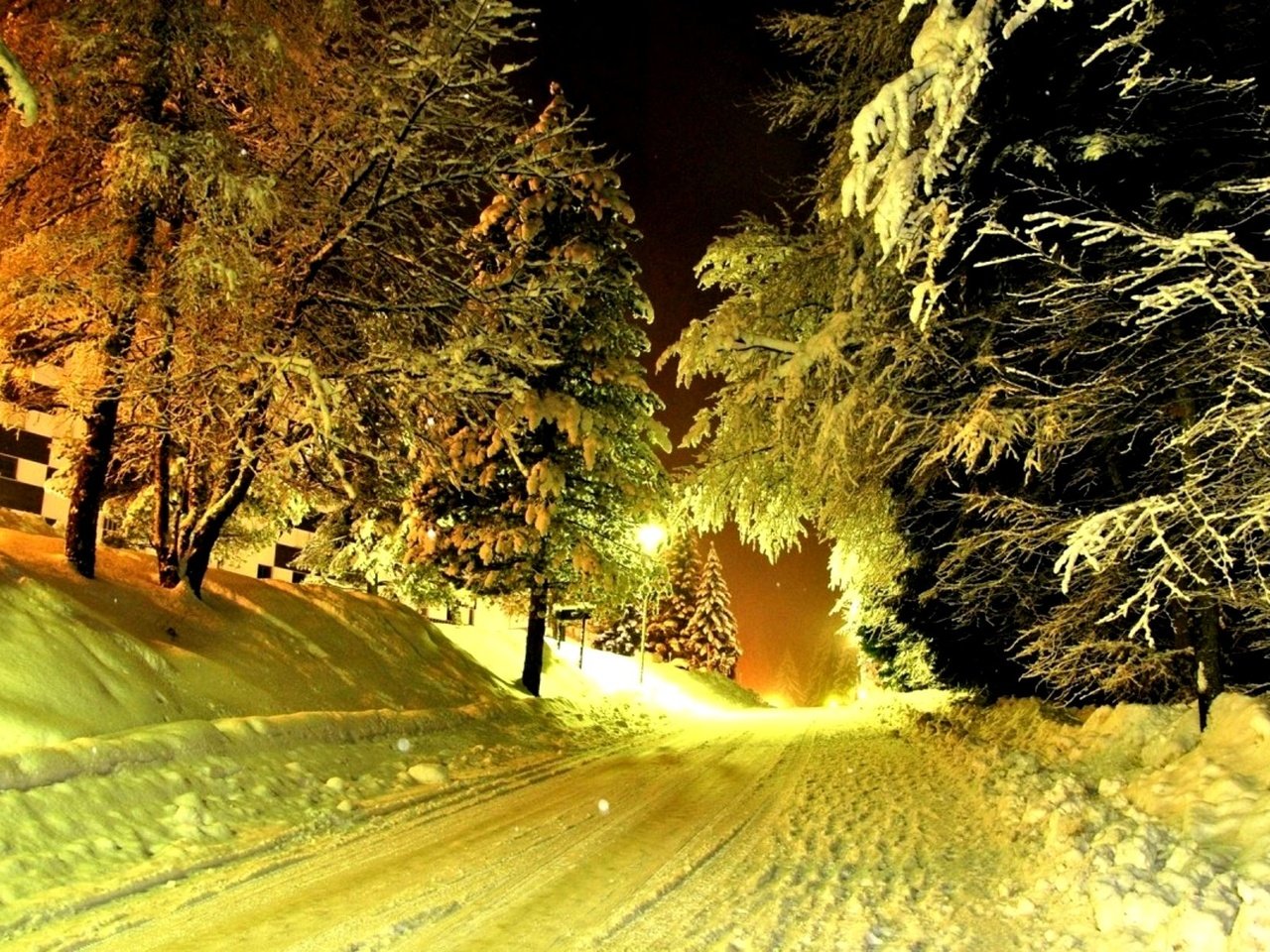 Обои дорога, деревья, снег, зима, мороз, сугробы, снежная, road, trees, snow, winter, frost, the snow разрешение 2000x1250 Загрузить