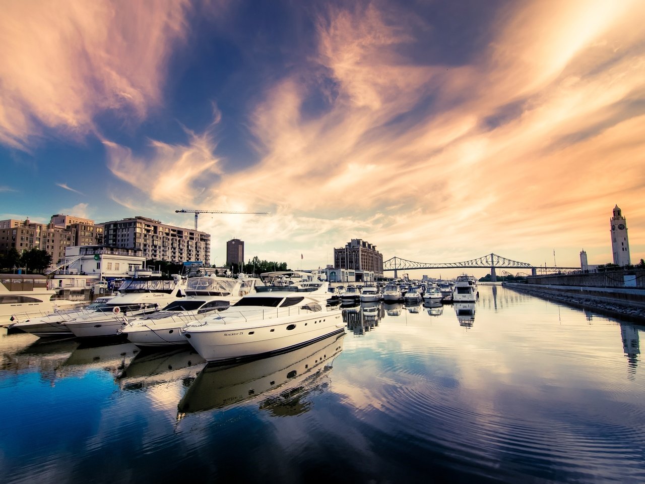 Обои небо, река, яхты, мост, город, дома, здания, катера, the sky, river, yachts, bridge, the city, home, building, boats разрешение 2571x1708 Загрузить