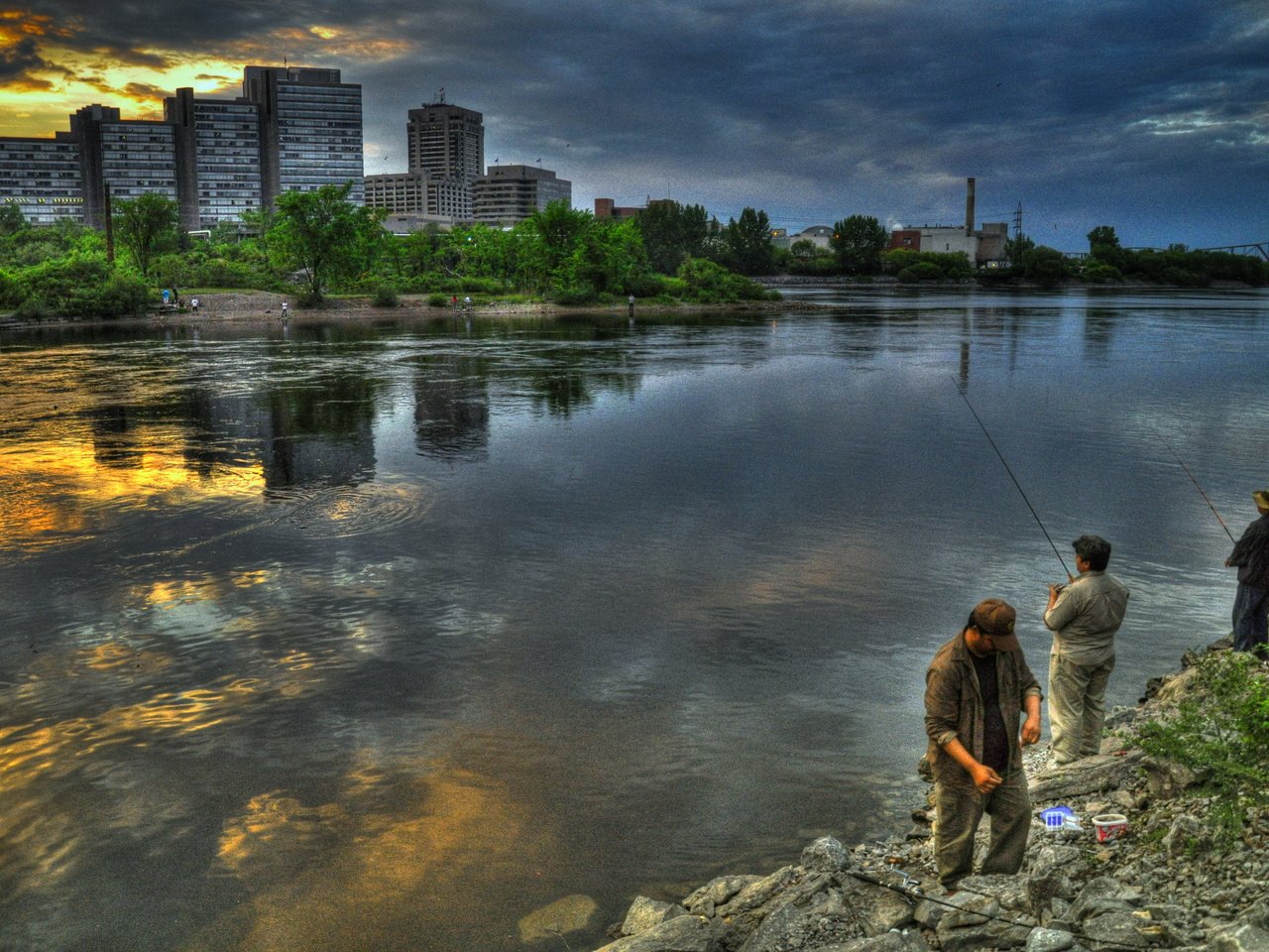 Обои река, город, рыбаки, river, the city, fishermen разрешение 4148x2755 Загрузить