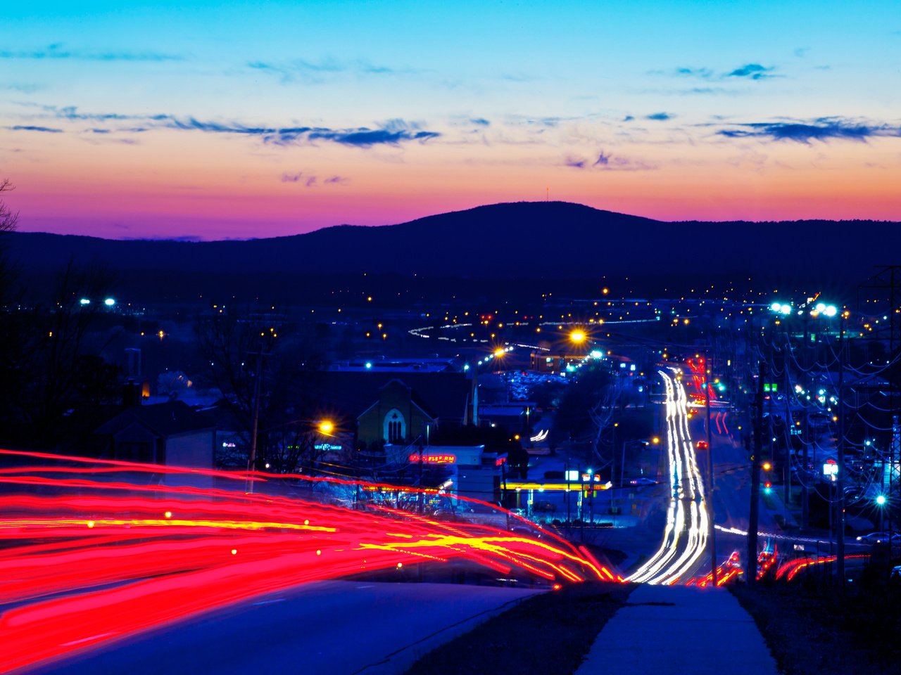 Обои дорога, вечер, горы, закат, город, выдержка, шоссе, road, the evening, mountains, sunset, the city, excerpt, highway разрешение 1920x1280 Загрузить