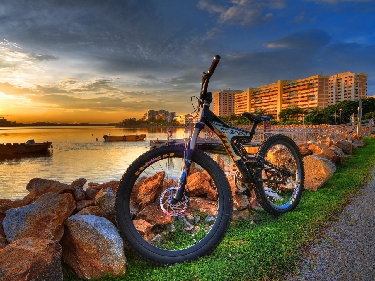 Обои вода, вечер, камни, берег, закат, город, дома, велосипед, water, the evening, stones, shore, sunset, the city, home, bike разрешение 2560x1700 Загрузить