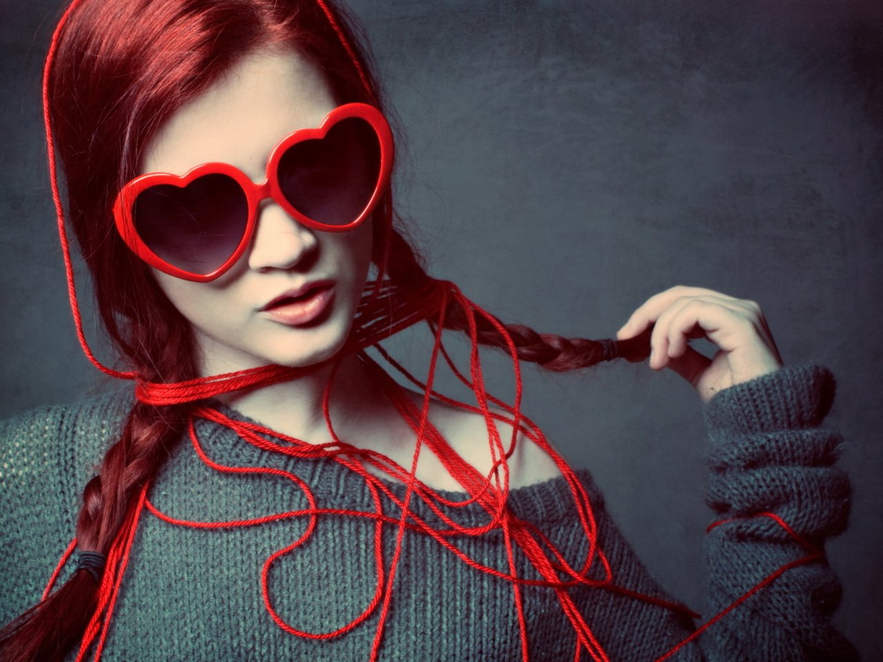 Обои стиль, девушка, очки, рыжая, модель, нитки, style, girl, glasses, red, model, thread разрешение 1920x1200 Загрузить