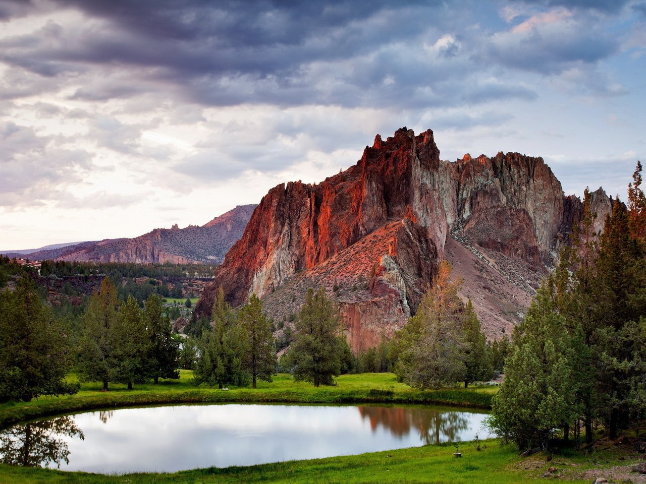 Обои деревья, озеро, горы, скалы, природа, trees, lake, mountains, rocks, nature разрешение 1920x1280 Загрузить