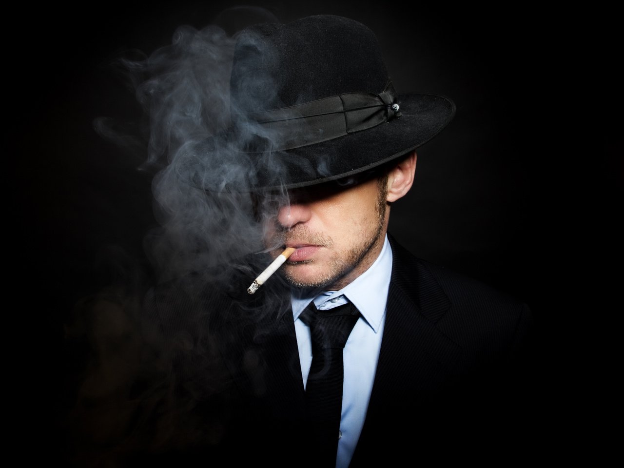 Обои черный фон, костюм, мужчина, сигарета, шляпа, галстук, black background, costume, male, cigarette, hat, tie разрешение 2880x1800 Загрузить