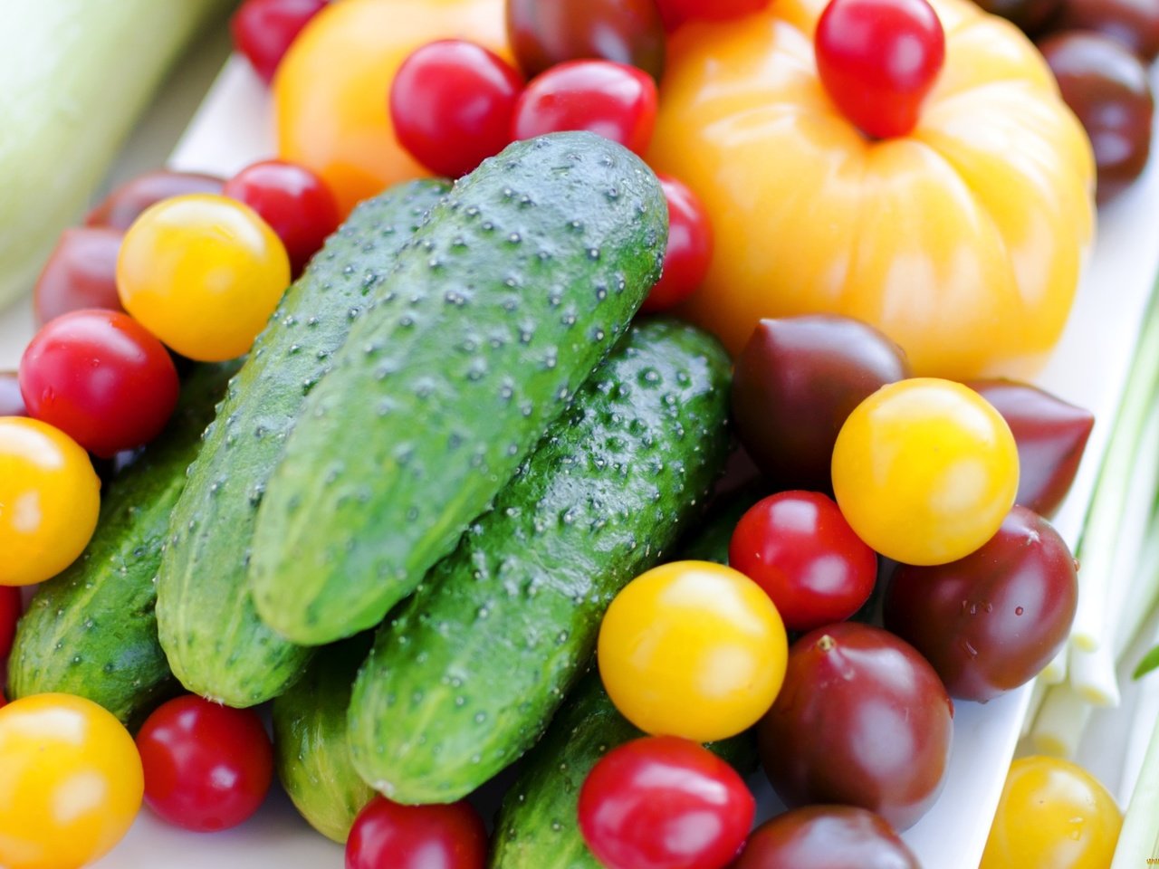 Обои овощи, помидоры, томаты, огурцы, свежие, vegetables, tomatoes, cucumbers, fresh разрешение 2400x1610 Загрузить