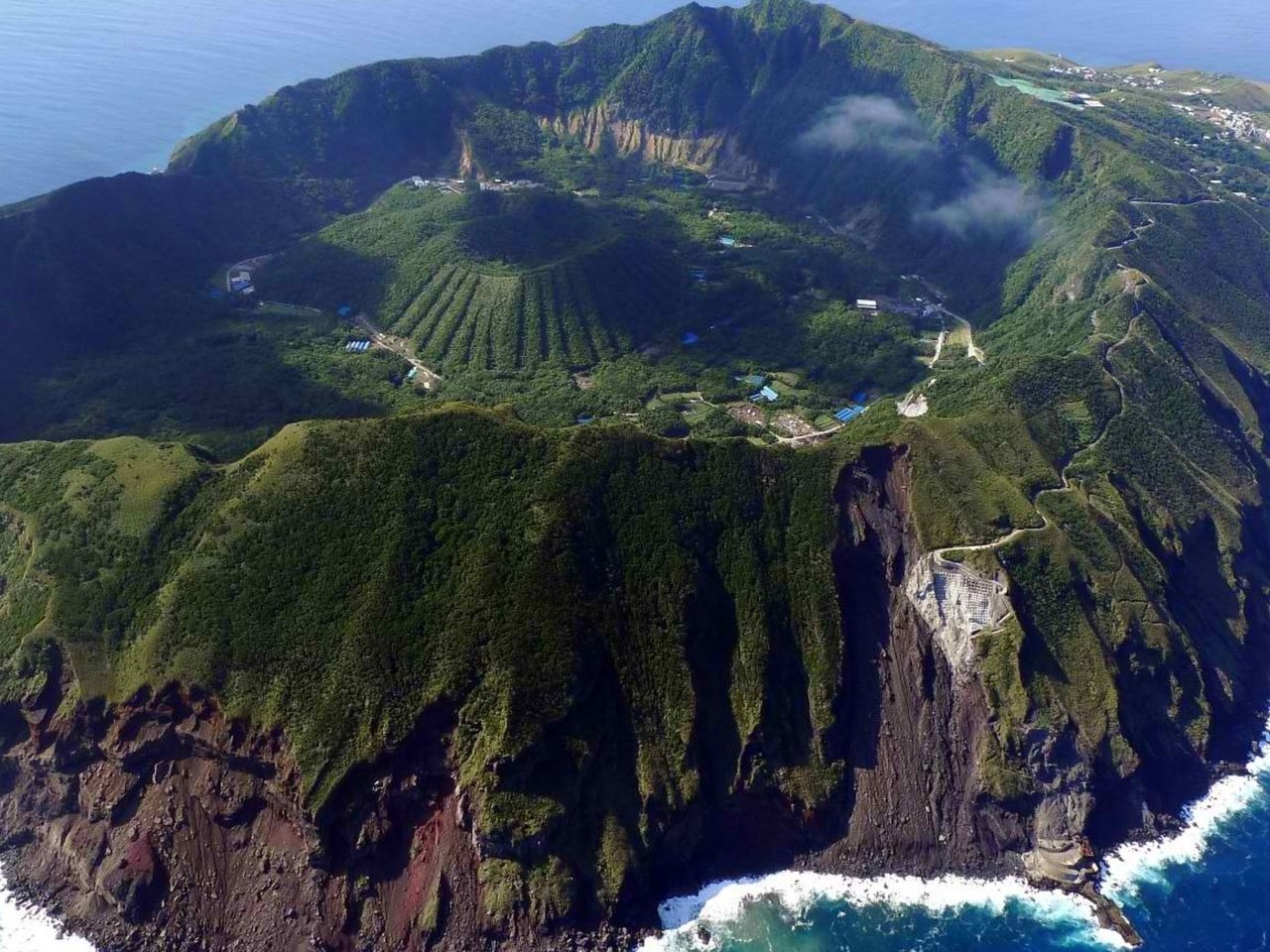 Обои япония, вулканический остров аогасима, japan, volcanic island aogashima разрешение 1920x1080 Загрузить