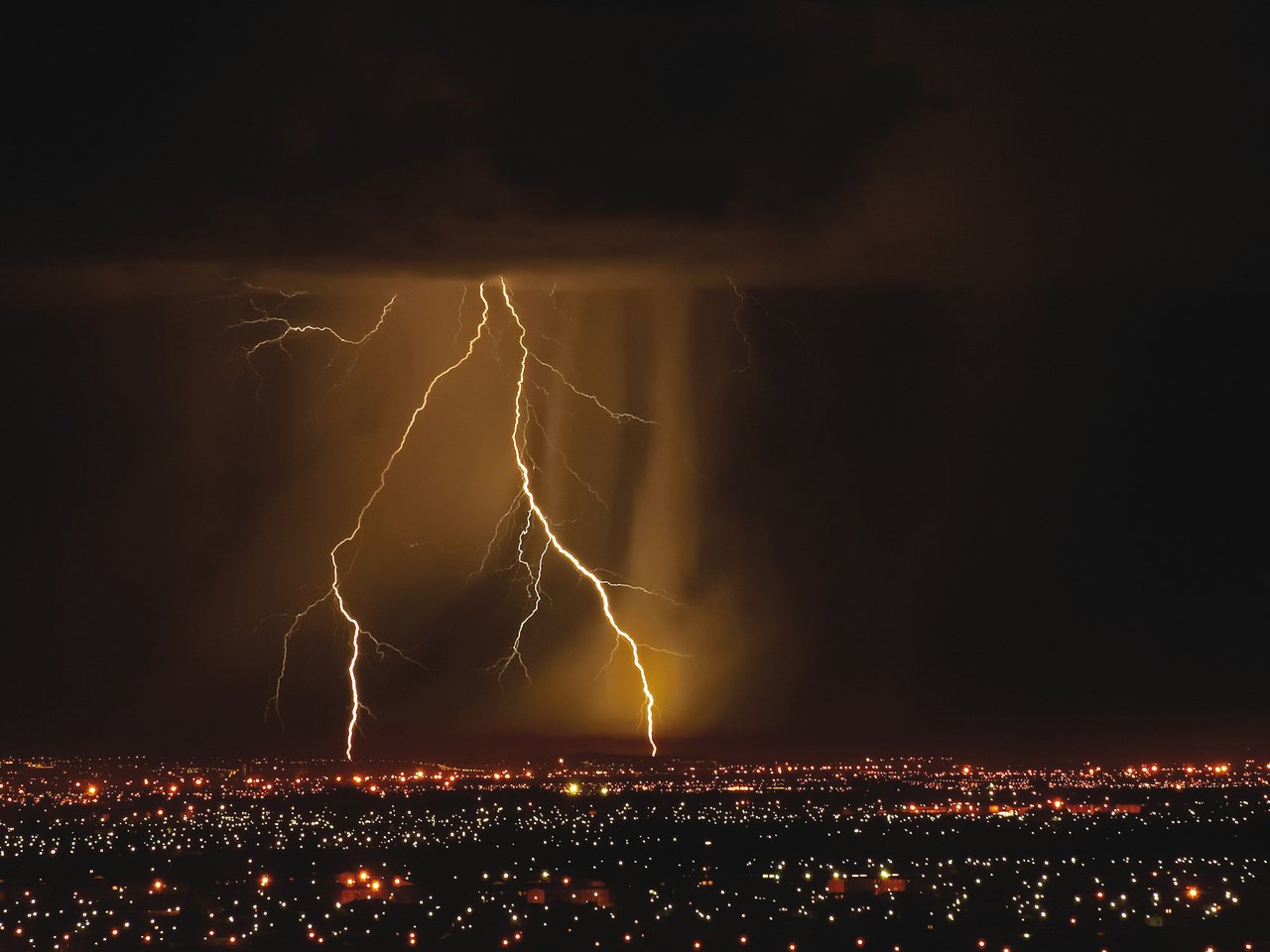 Обои огни, молния, город, lights, lightning, the city разрешение 2560x1600 Загрузить