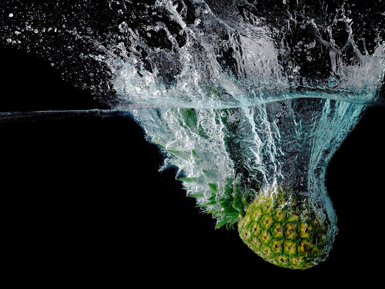 Обои вода, макро, брызги, черный фон, фрукт, ананас, water, macro, squirt, black background, fruit, pineapple разрешение 2560x1600 Загрузить