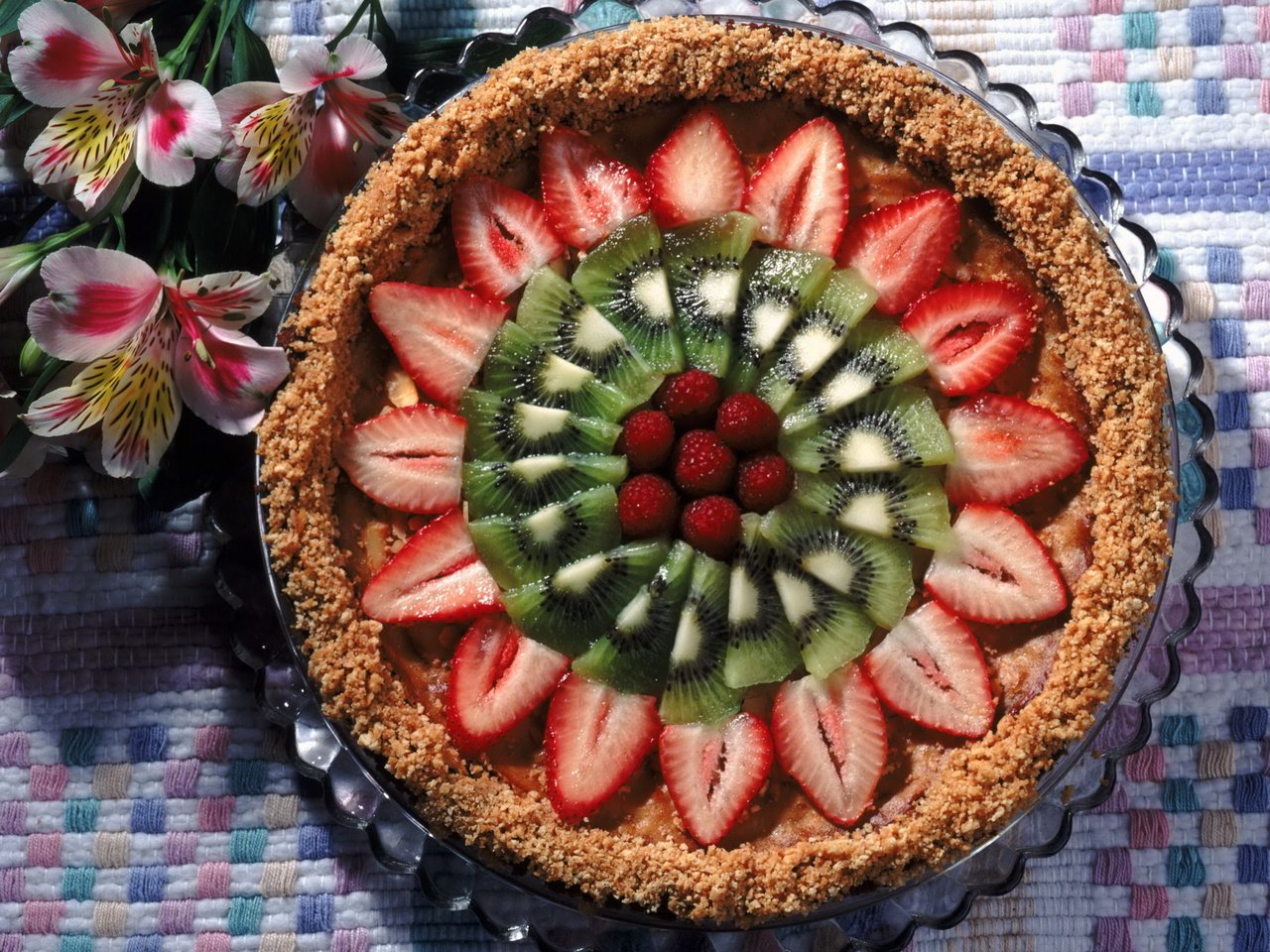 Обои малина, клубника, киви, выпечка, пирог, raspberry, strawberry, kiwi, cakes, pie разрешение 2560x1920 Загрузить