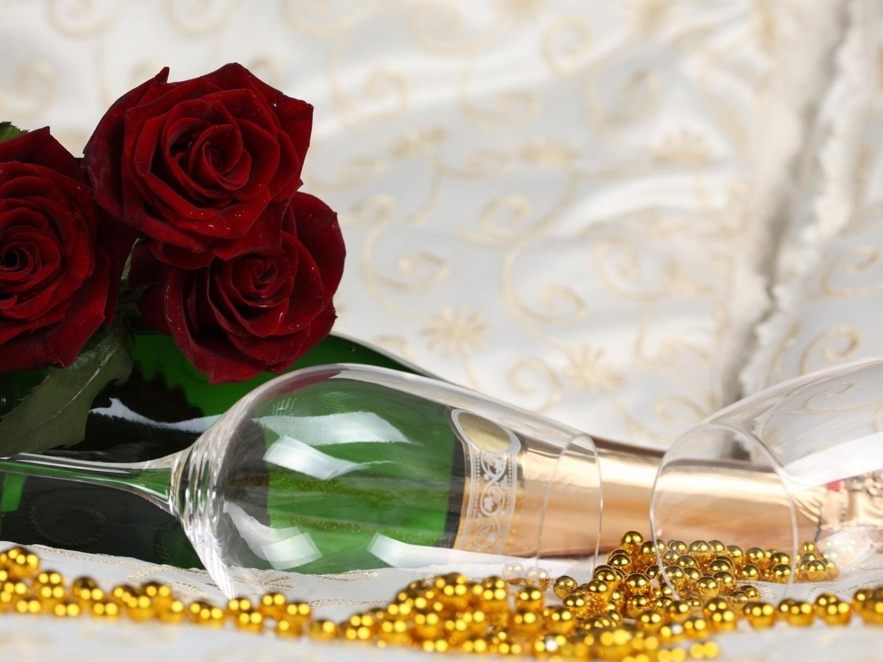 Обои цветы, розы, бусы, бокалы, шампанское, flowers, roses, beads, glasses, champagne разрешение 1920x1080 Загрузить