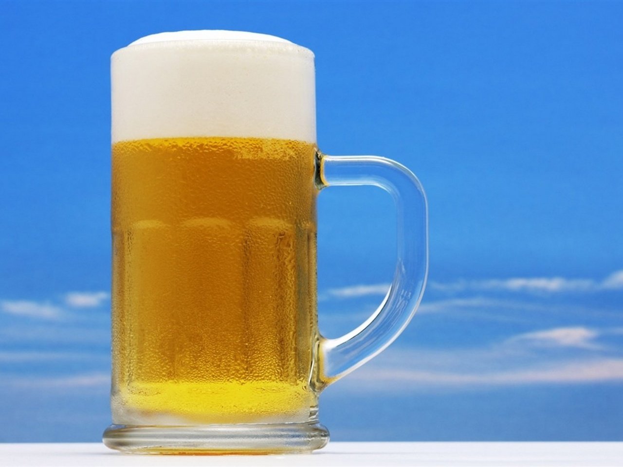 Обои запотевшая кружка с пивом, the frost-coated mug of beer разрешение 2560x1600 Загрузить