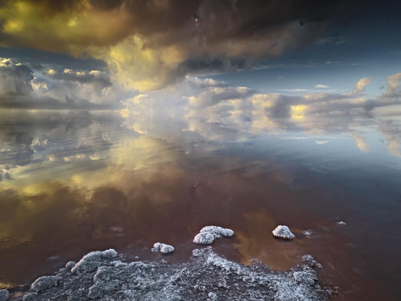 Обои облака, озеро, оьражение, clouds, lake, otragenie разрешение 2500x1406 Загрузить