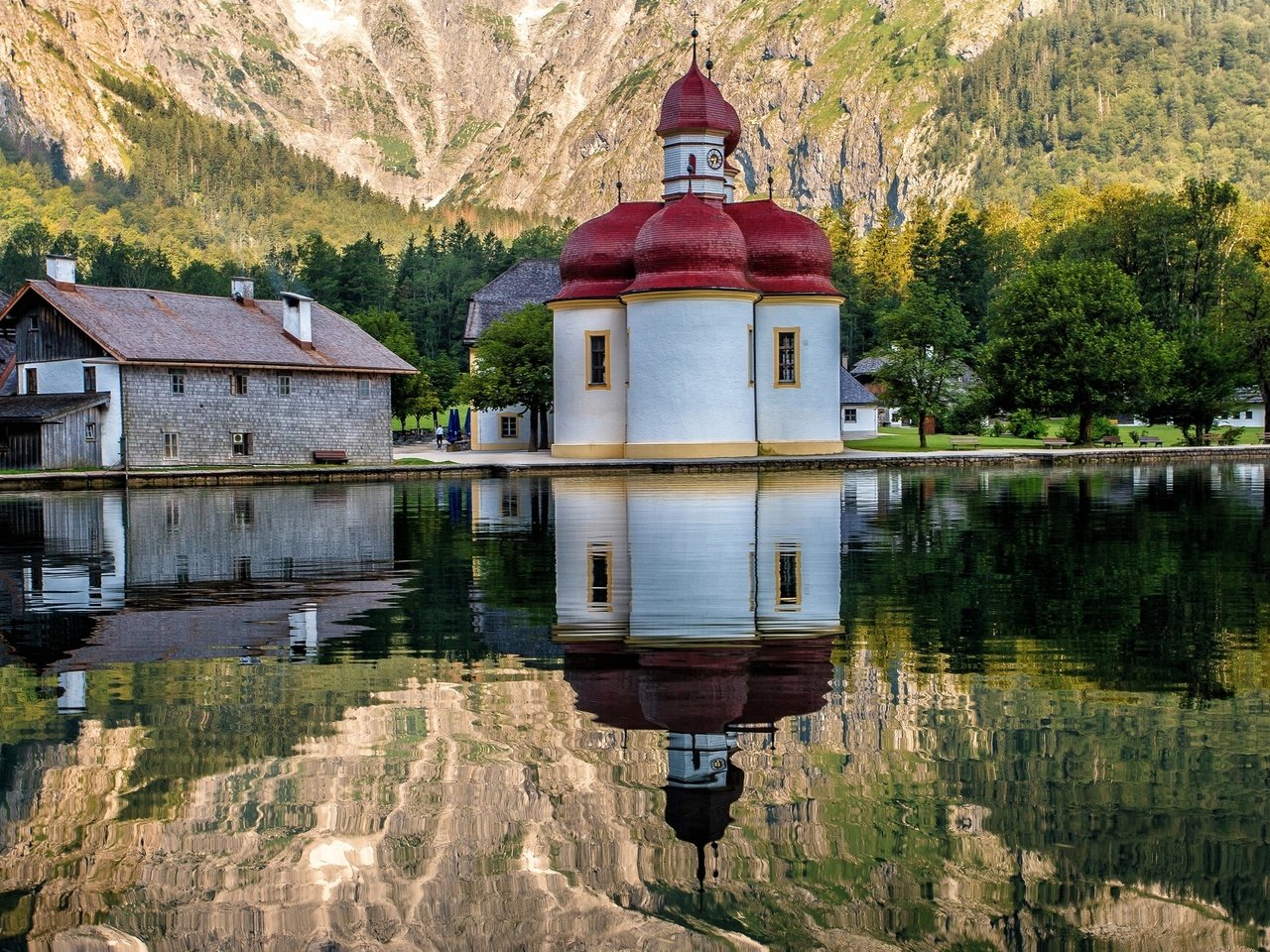 Обои озеро, германия, бавария, st bartholomae, кёнигсзе, церковь святого варфоломея, храм православный, баварии, lake, germany, bayern, königssee, the church of st. bartholomew, the orthodox church, bavaria разрешение 2048x1280 Загрузить