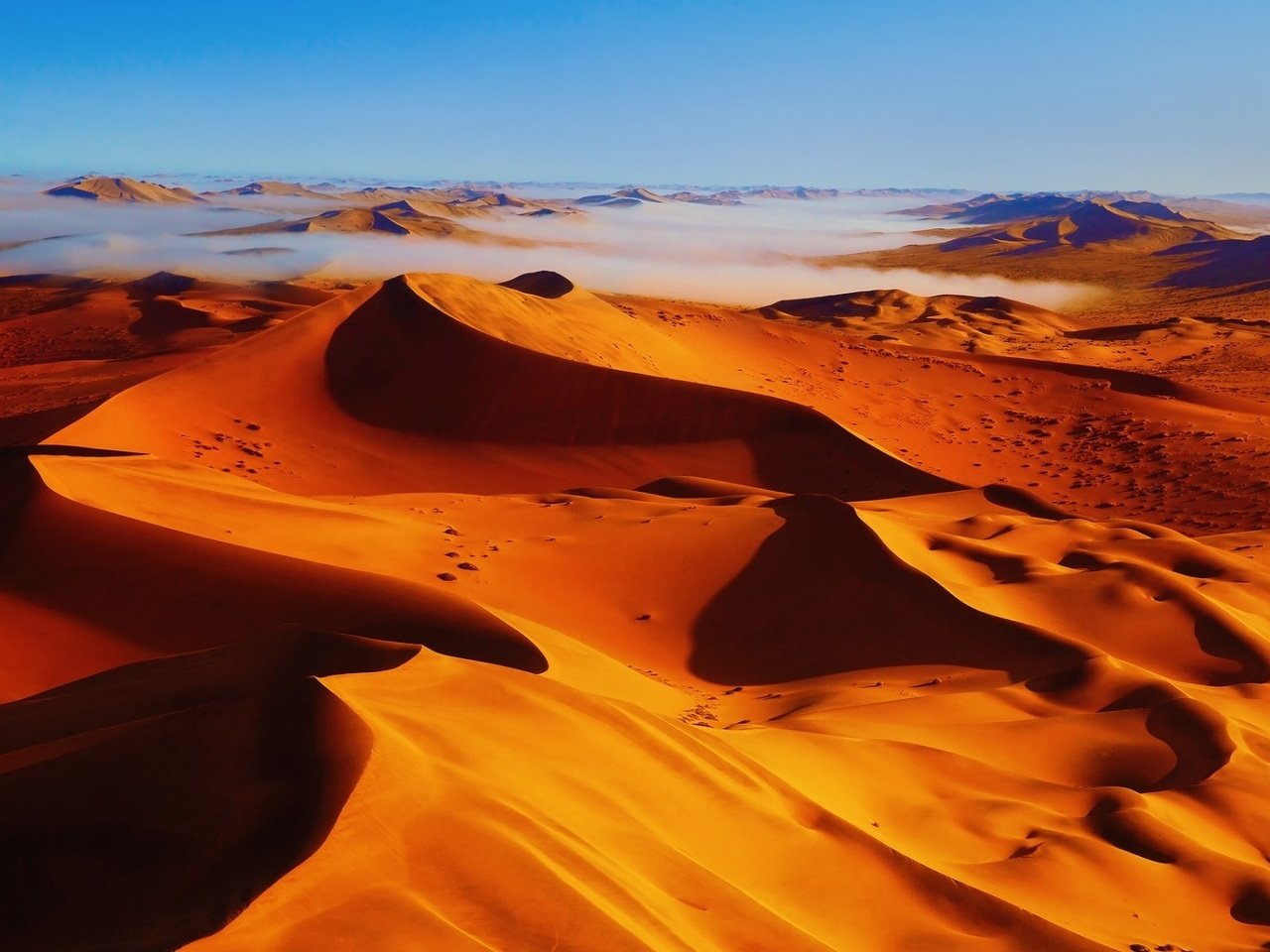 Обои туман, песок, пустыня, бархан, красивый пустынный пейзаж, дюна, fog, sand, desert, barkhan, beautiful desert landscape, dune разрешение 1920x1080 Загрузить