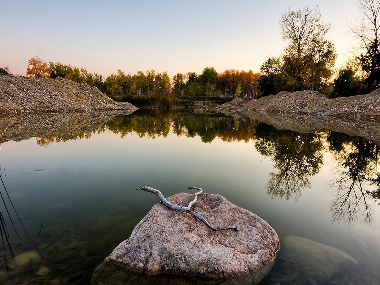 Обои небо, озеро, камень в озере, the sky, lake, the stone in the lake разрешение 2560x1440 Загрузить