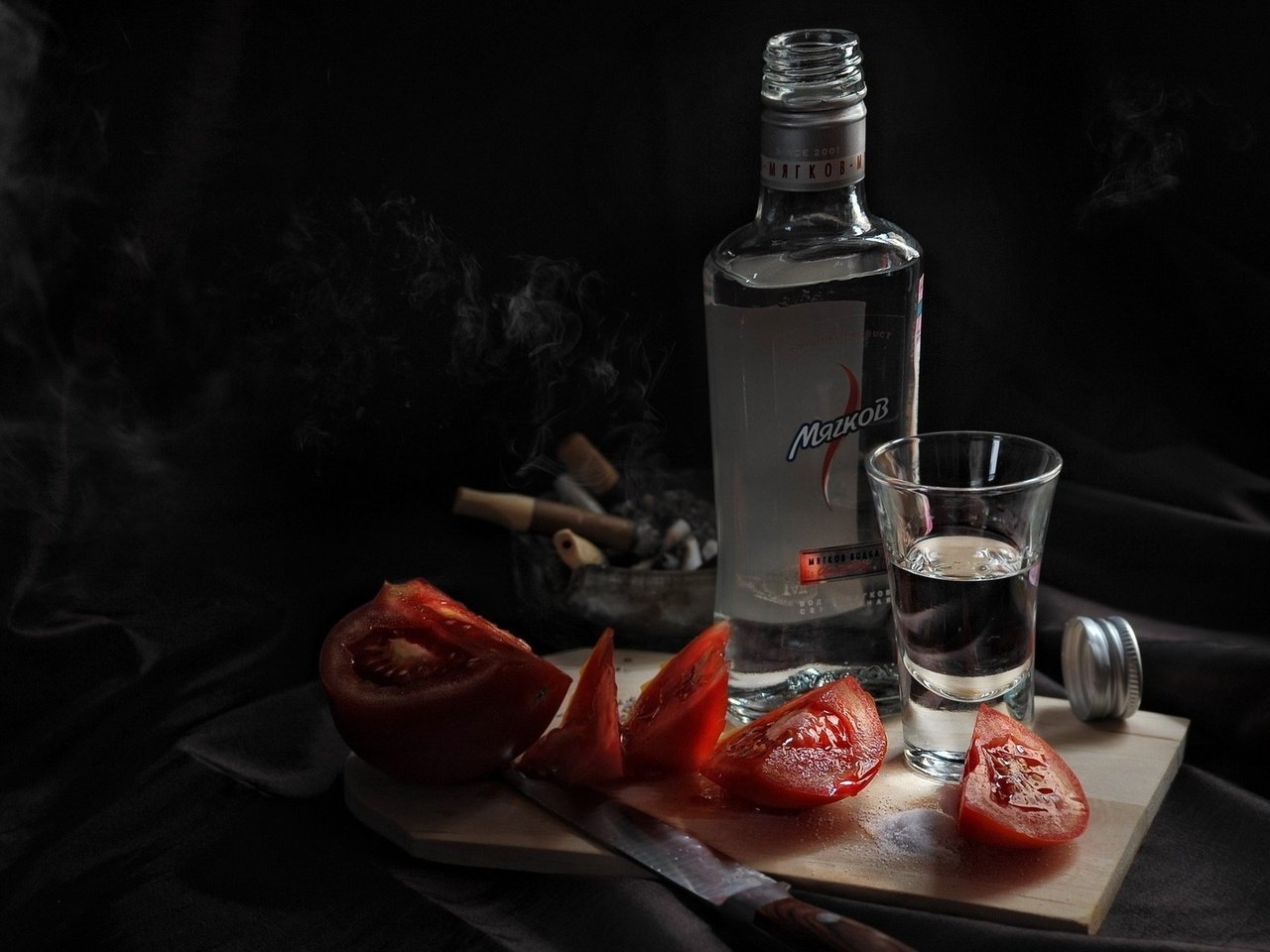 Обои доска, нож, водка, помидоры, рюмка, board, knife, vodka, tomatoes, glass разрешение 1920x1200 Загрузить