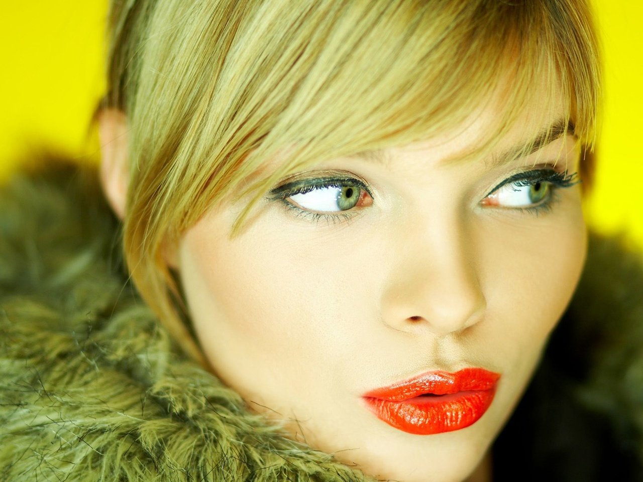 Обои блондинка, взгляд, губы, лицо, помада, воротник, алые губы, blonde, look, lips, face, lipstick, collar, red lips разрешение 1920x1200 Загрузить