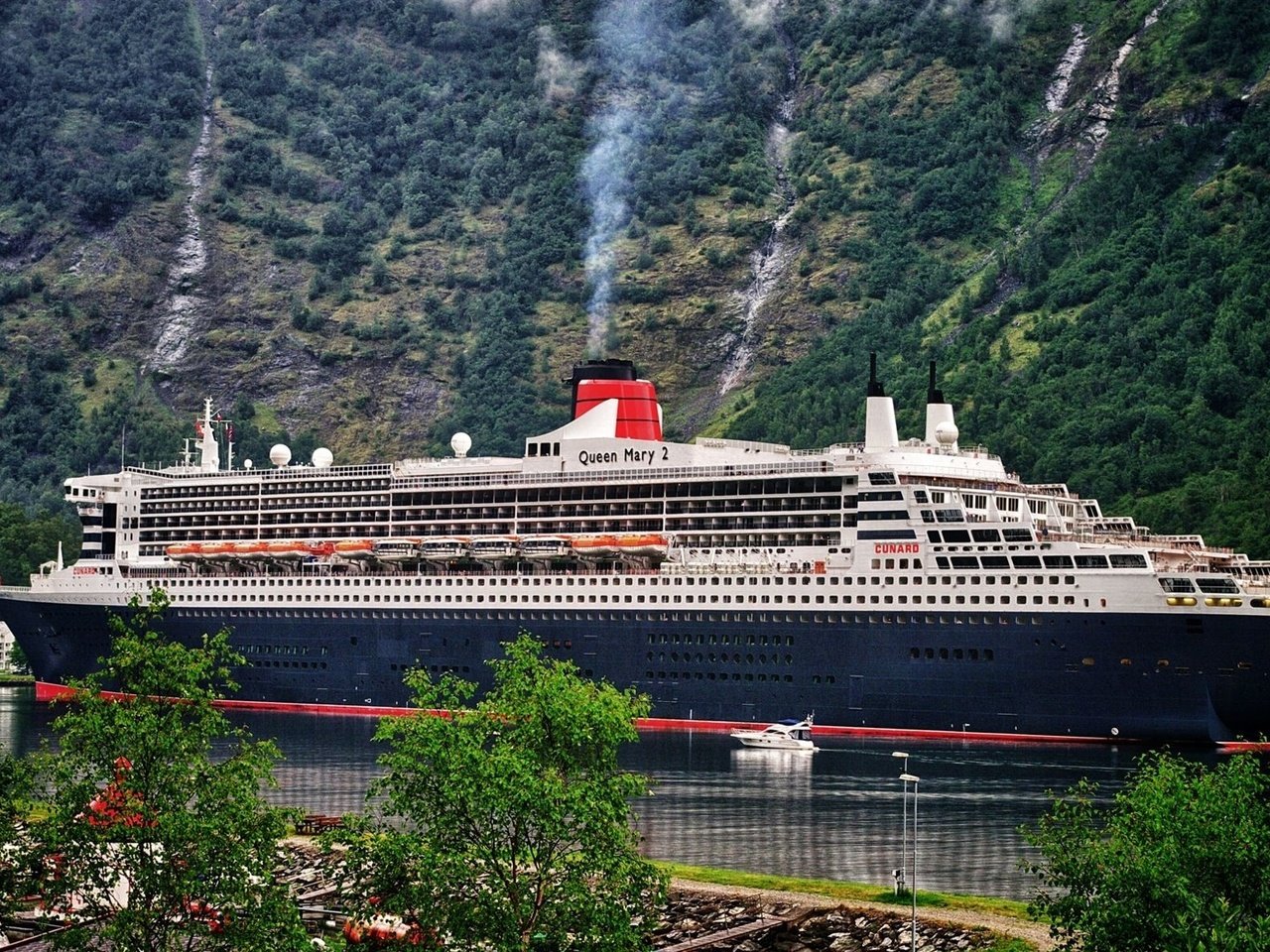 Обои горы, queen mary 2., лес, корабль, лайнер, 2, пролив, пассажирский, ручьи, куин мэри, queen mary, mountains, forest, ship, liner, strait, passenger, streams разрешение 2000x1189 Загрузить