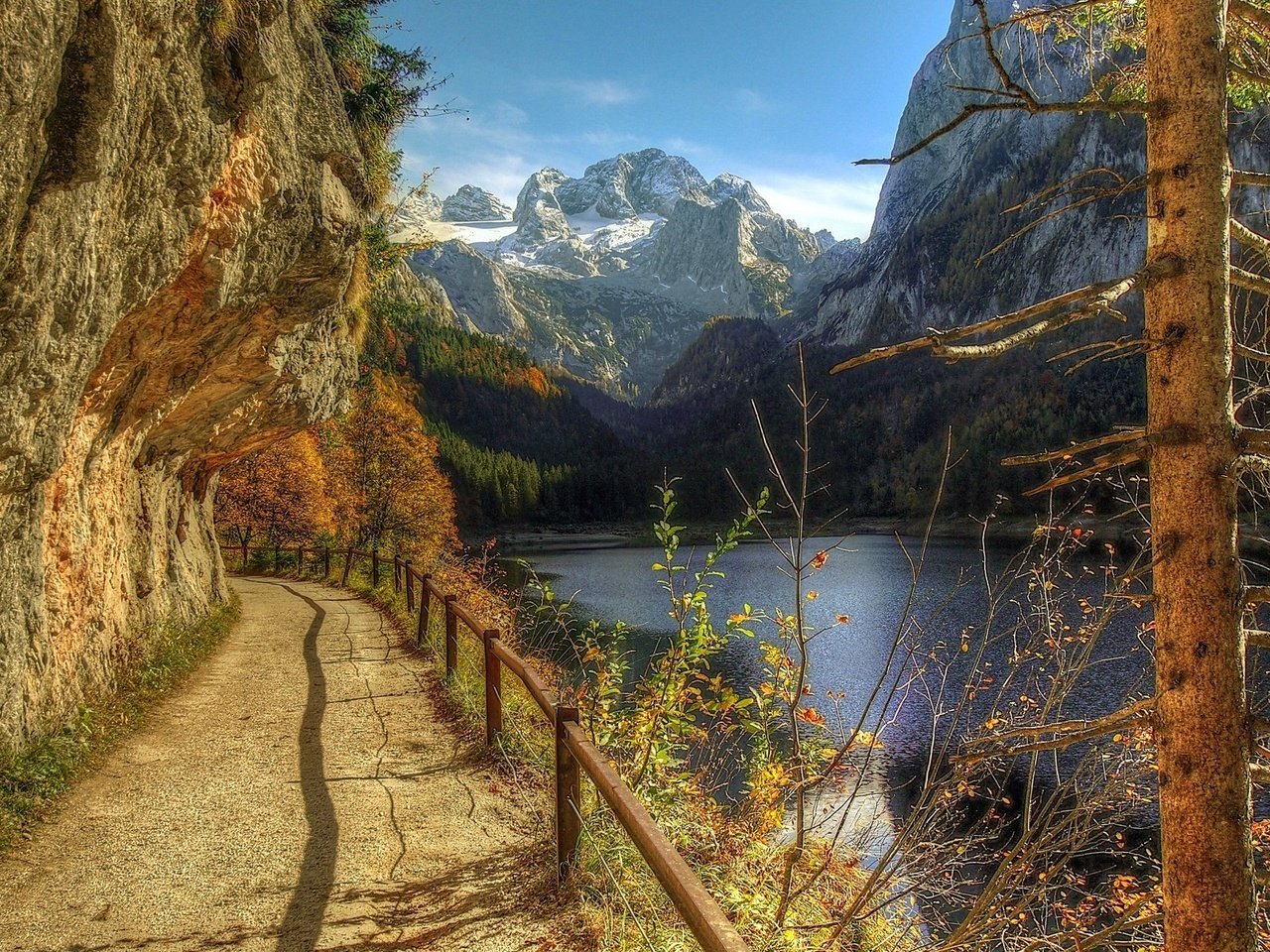 Обои небо, облака, деревья, горы, холмы, природа, осень, обрыв, the sky, clouds, trees, mountains, hills, nature, autumn, open разрешение 1920x1200 Загрузить