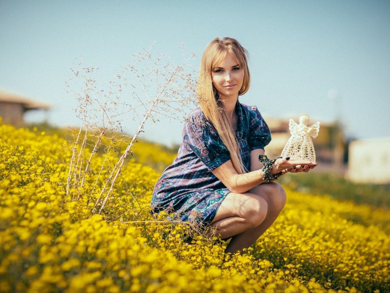 Обои девушка, платье, улыбка, лето, луг, ангел, желтые цветы, girl, dress, smile, summer, meadow, angel, yellow flowers разрешение 2033x1271 Загрузить