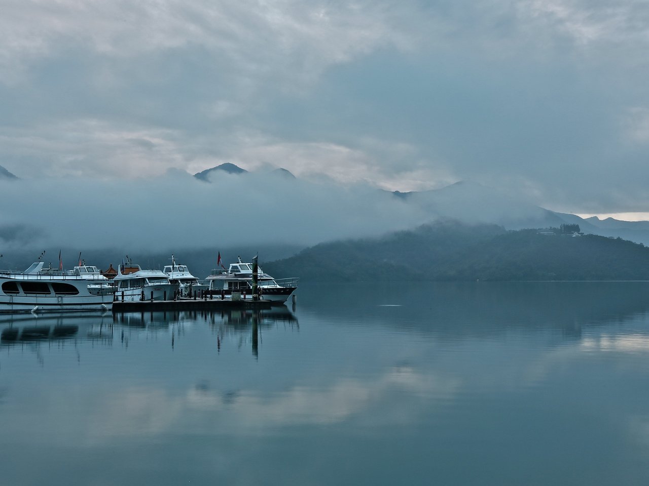 Обои горы, туман, лодки, залив, mountains, fog, boats, bay разрешение 2048x1144 Загрузить