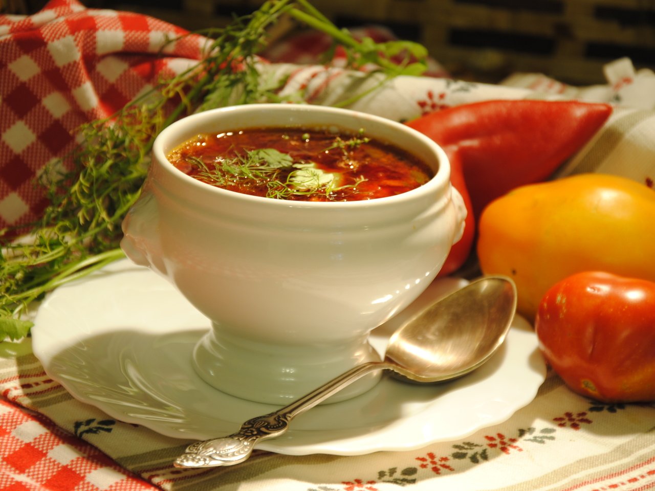 Обои ложка, перец, томаты, борщ, суп, spoon, pepper, tomatoes, soup разрешение 3872x2592 Загрузить