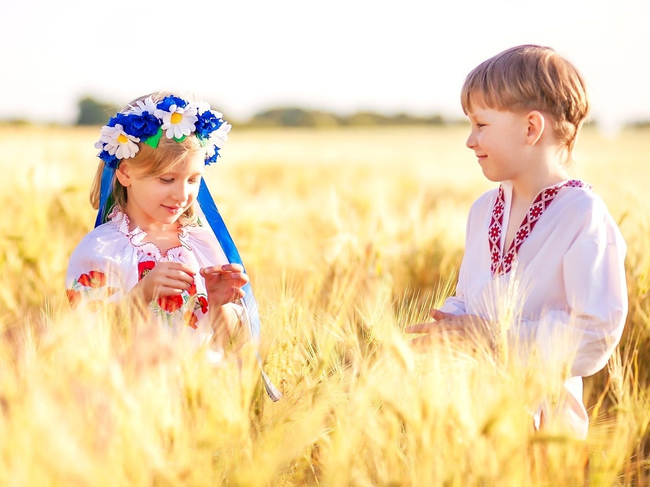 Обои поле, девочка, пшеница, мальчик, field, girl, wheat, boy разрешение 2100x1380 Загрузить