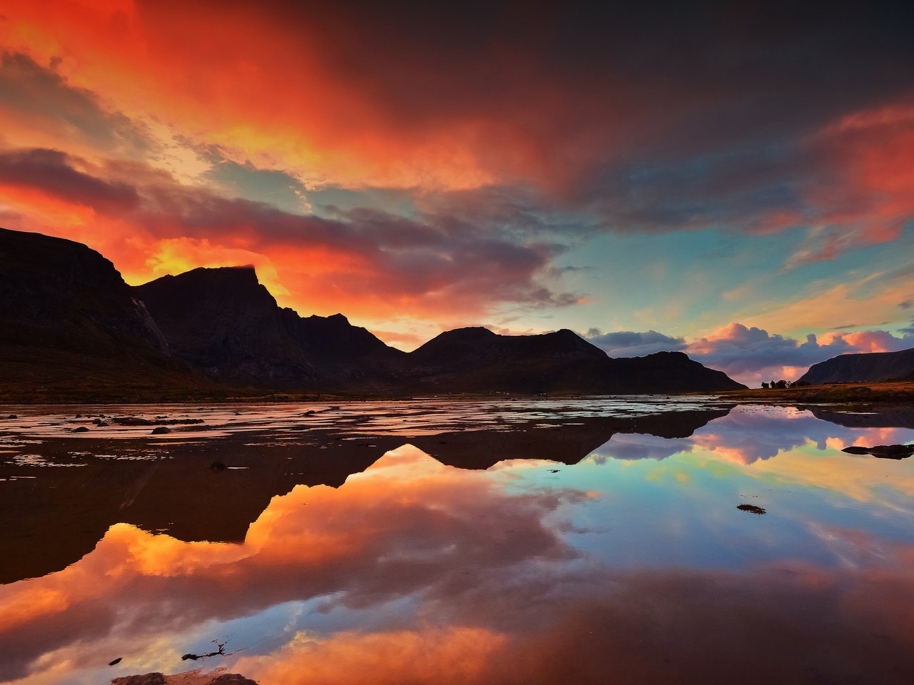 Обои небо, облака, озеро, горы, закат, отражение, пейзаж, рассвет, the sky, clouds, lake, mountains, sunset, reflection, landscape, dawn разрешение 2048x1363 Загрузить