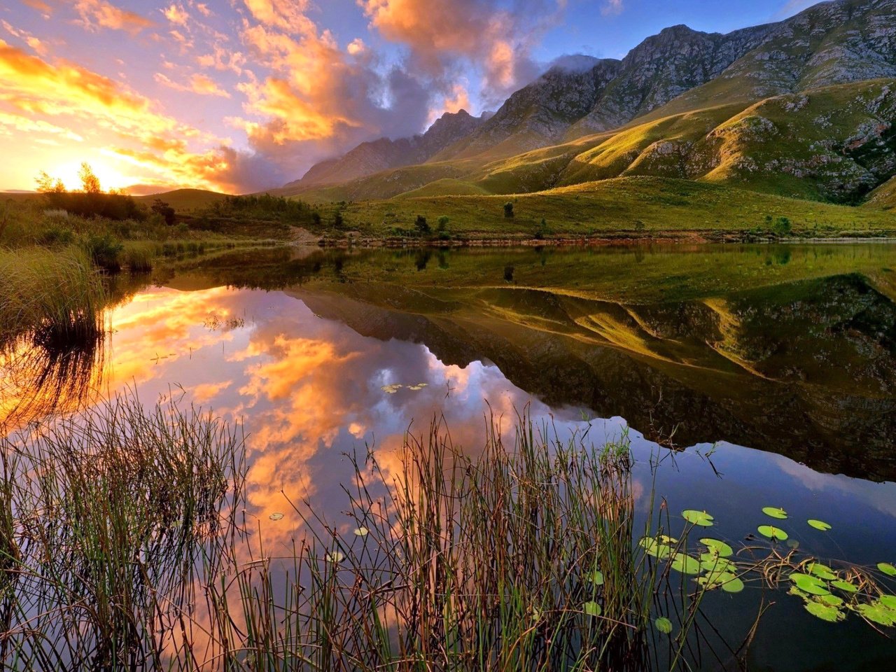 Обои небо, облака, озеро, горы, закат, отражение, the sky, clouds, lake, mountains, sunset, reflection разрешение 1920x1200 Загрузить