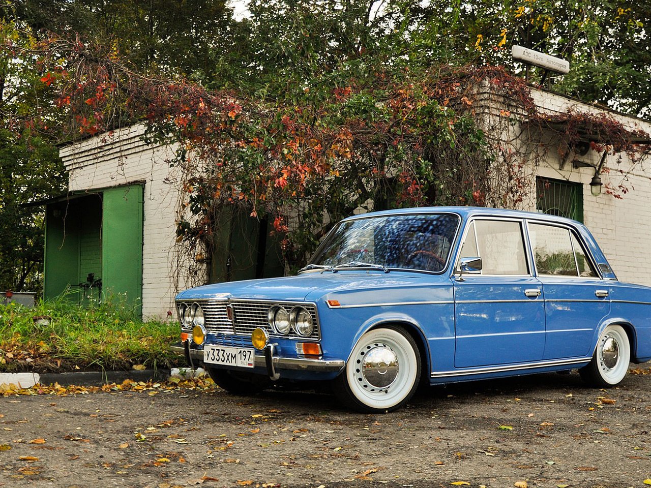 Обои листья, машина, осень, авто, заправка, ваз 2103, leaves, machine, autumn, auto, dressing, vaz 2103 разрешение 1920x1200 Загрузить