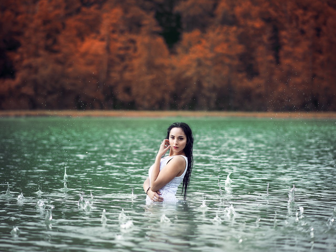 Обои озеро, девушка, дождь, lake, girl, rain разрешение 2000x1335 Загрузить