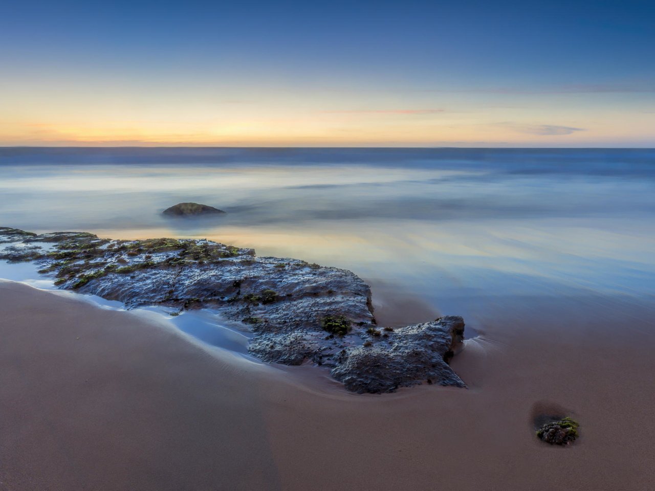 Обои камни, берег, море, утро, песок, пляж, штиль, stones, shore, sea, morning, sand, beach, calm разрешение 2048x1365 Загрузить