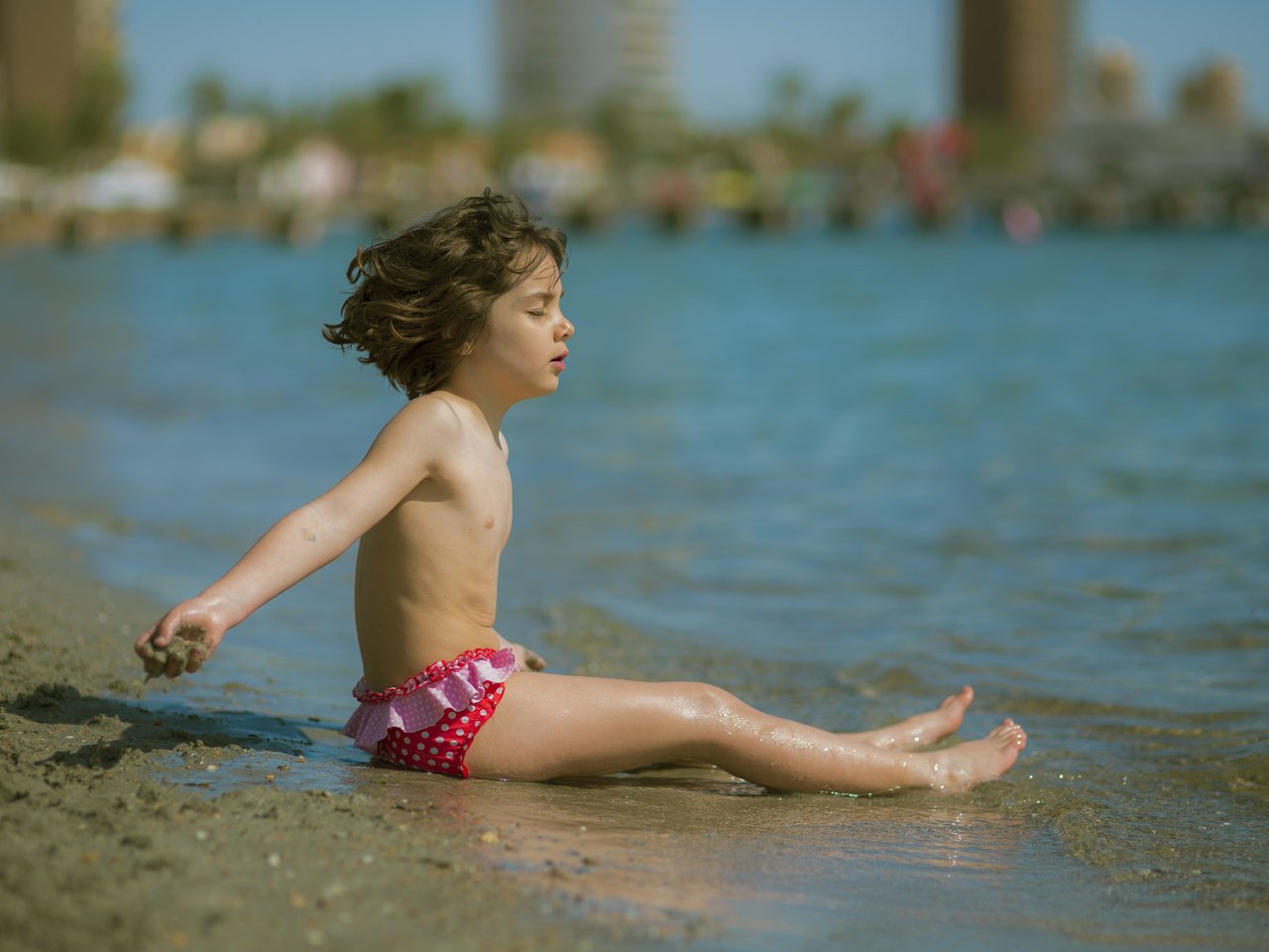 Обои настроение, море, пляж, дети, девочка, ребенок, mood, sea, beach, children, girl, child разрешение 2048x1367 Загрузить